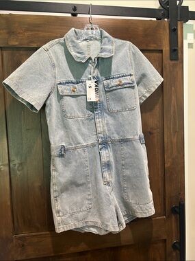 A11 NWT -- Light Wash Denim Romper Zip up - SIZE Sm